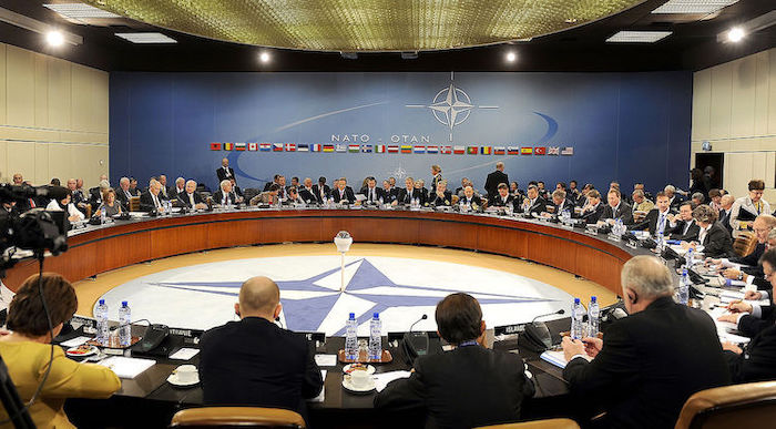 Фотография: министр обороны США Роберт М. Гейтс и министры обороны и иностранных дел других стран-членов НАТО встречаются в штаб-квартире НАТО в Брюсселе, Бельгия, 14 октября 2010 года.