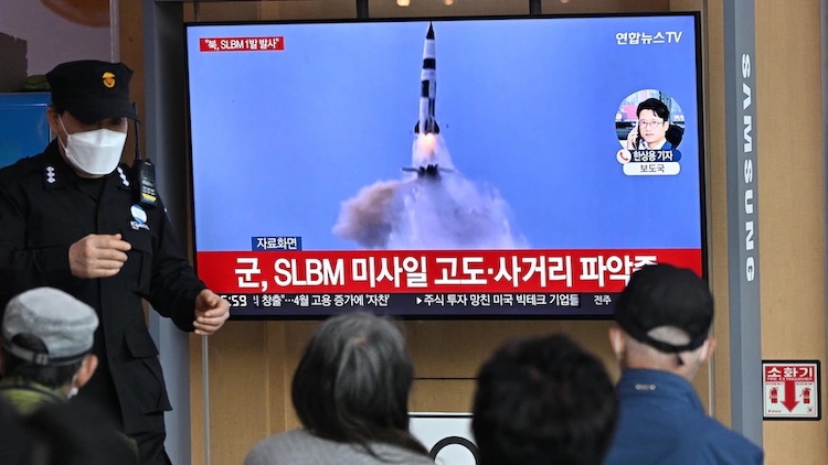 Image: South Korean commuters watch TV coverage of the North Korean missile launch from a Seoul railway station. (AFP: Jung Yeon-je)